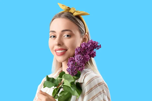 Ung Kvinna Med Lila Blommor Blå Bakgrund Närbild — Stockfoto