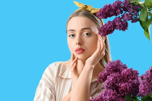 Ung Kvinna Med Lila Blommor Blå Bakgrund Närbild — Stockfoto