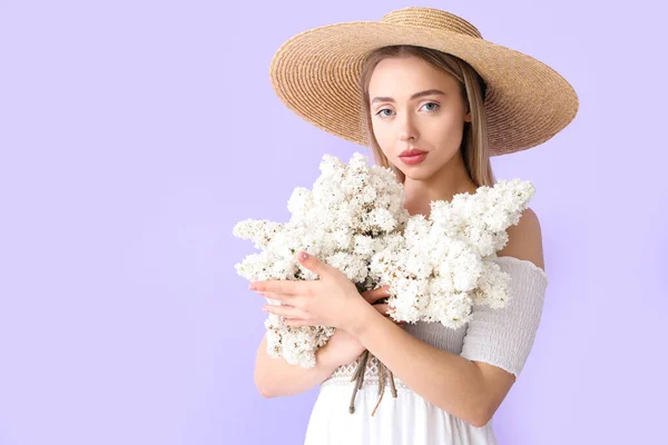 Ung Kvinna Med Lila Blommor Färg Bakgrund — Stockfoto