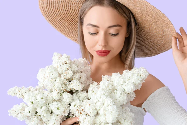 Ung Kvinna Med Lila Blommor Färg Bakgrund Närbild — Stockfoto