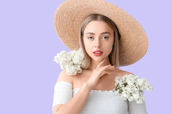 Ung Kvinna Med Lila Blommor Färg Bakgrund Närbild — Stockfoto