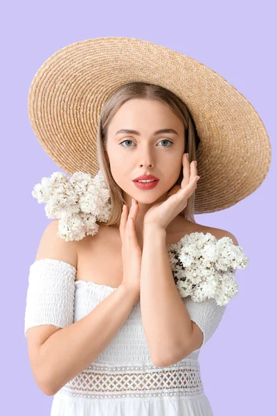 Junge Frau Mit Lila Blüten Auf Farbigem Hintergrund — Stockfoto