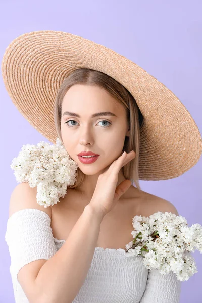 Renkli Arkaplanda Leylak Çiçekleri Olan Genç Kadın Yakın Plan — Stok fotoğraf