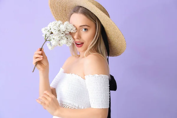 Ung Kvinna Med Lila Blommor Färg Bakgrund — Stockfoto