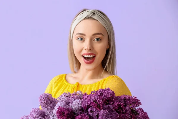 Junge Frau Mit Lila Blüten Auf Farbigem Hintergrund Nahaufnahme — Stockfoto