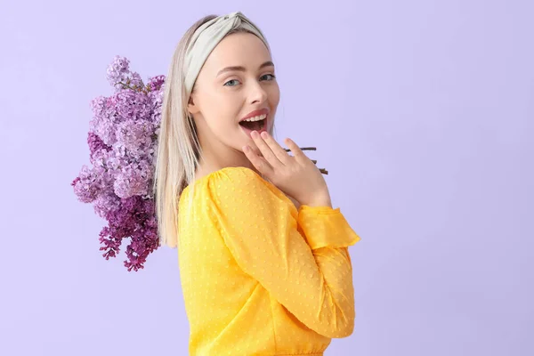 Mujer Joven Sorprendida Con Flores Lila Sobre Fondo Color — Foto de Stock