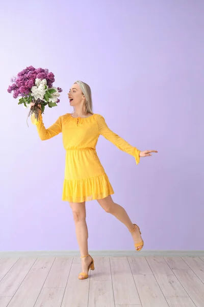 Mujer Joven Con Flores Lila Cerca Pared Color —  Fotos de Stock