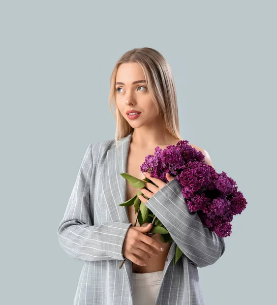 Ung Kvinna Med Lila Blommor Ljus Bakgrund — Stockfoto