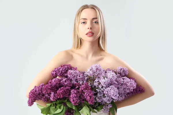 Naken Ung Kvinna Med Lila Blommor Ljus Bakgrund — Stockfoto