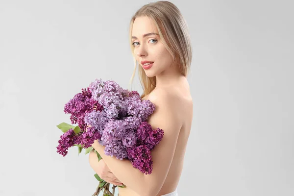Naked Young Woman Lilac Flowers Light Background — Stock Photo, Image