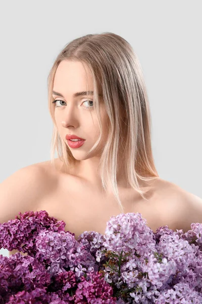 Naken Ung Kvinna Med Syren Blommor Ljus Bakgrund Närbild — Stockfoto