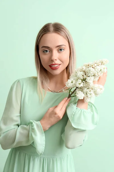 Nuori Nainen Lila Kukkia Vihreällä Taustalla — kuvapankkivalokuva
