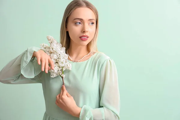 Ung Kvinna Med Lila Blommor Grön Bakgrund — Stockfoto