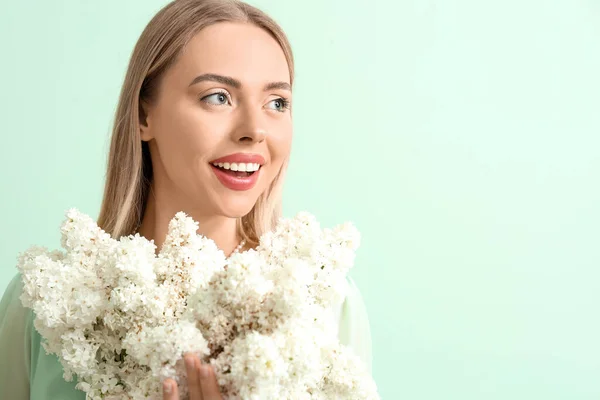 Ung Kvinna Med Lila Blommor Grön Bakgrund Närbild — Stockfoto