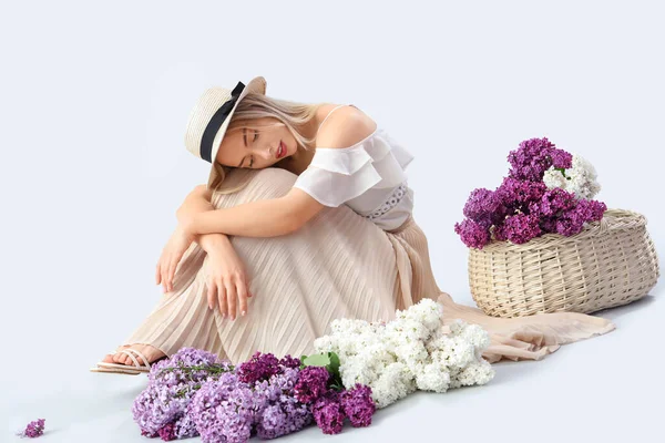 Ung Kvinna Med Lila Blommor Ljus Bakgrund — Stockfoto