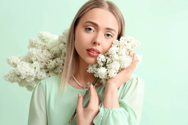 Ung Kvinna Med Lila Blommor Grön Bakgrund Närbild — Stockfoto
