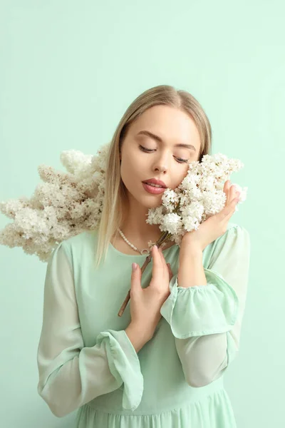 Ung Kvinna Med Lila Blommor Grön Bakgrund — Stockfoto