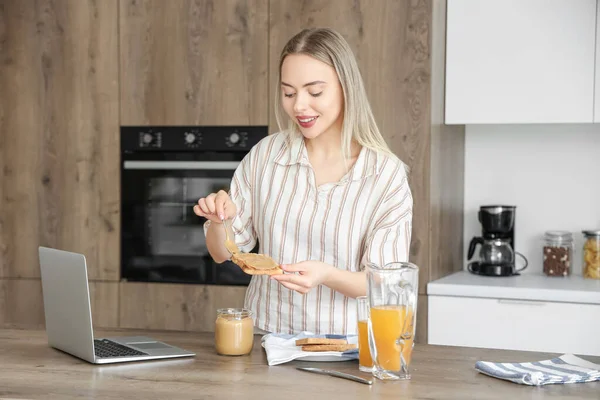 Jonge Vrouw Verspreidt Lekkere Notenboter Toast Keuken — Stockfoto