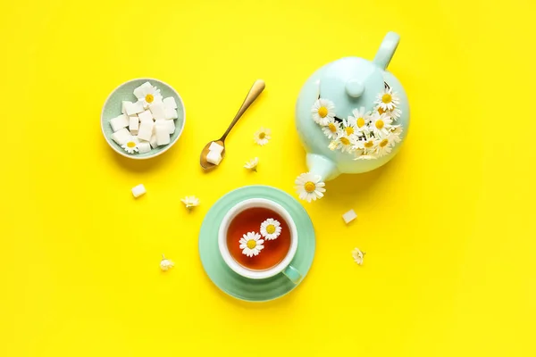 天然カモミールティー 砂糖キューブ 黄色の背景の花のカップとティーポット — ストック写真