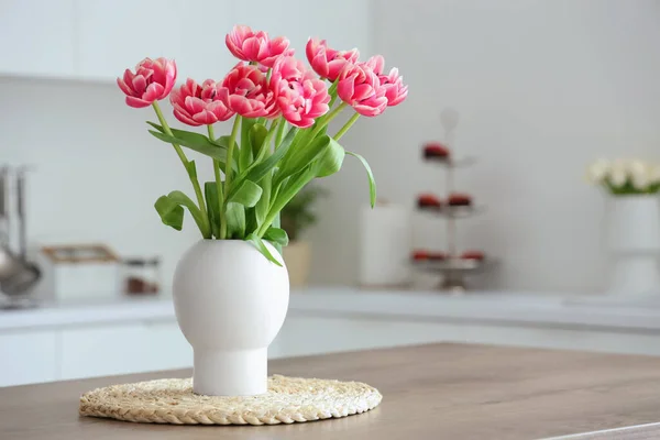 Váza Tulipány Stole Lehké Kuchyni — Stock fotografie