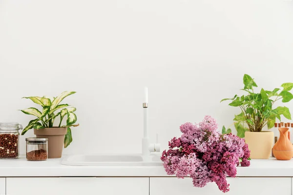 Sink Lilac Flowers Light Kitchen — Stock Photo, Image