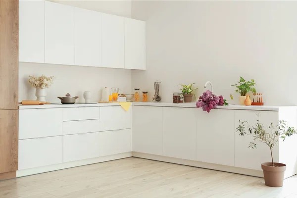Interior Cozinha Leve Com Balcões Brancos Flores — Fotografia de Stock