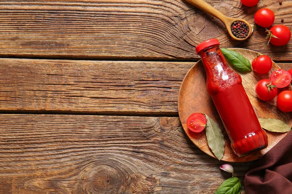 Teller Mit Glasflasche Ketchup Und Tomaten Auf Holzgrund — Stockfoto