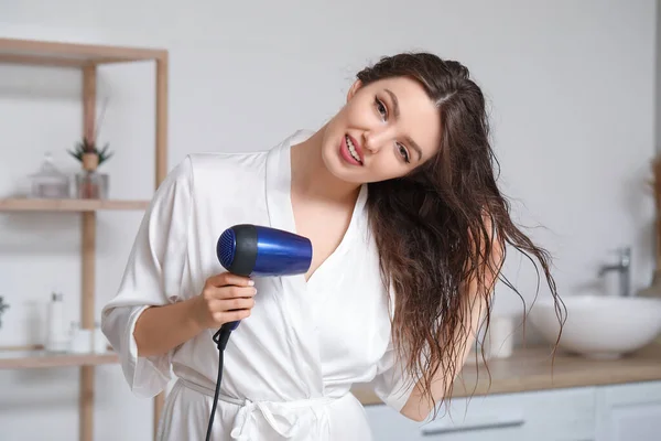 Banyoda Saç Kurutma Makinesi Olan Güzel Bir Kadın — Stok fotoğraf
