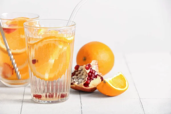 Wassergläser Mit Orangenscheiben Auf Weißem Kacheltisch — Stockfoto