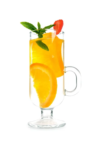 Ποτήρι Εμποτισμένου Νερού Φέτες Πορτοκαλιού Λευκό Φόντο — Φωτογραφία Αρχείου