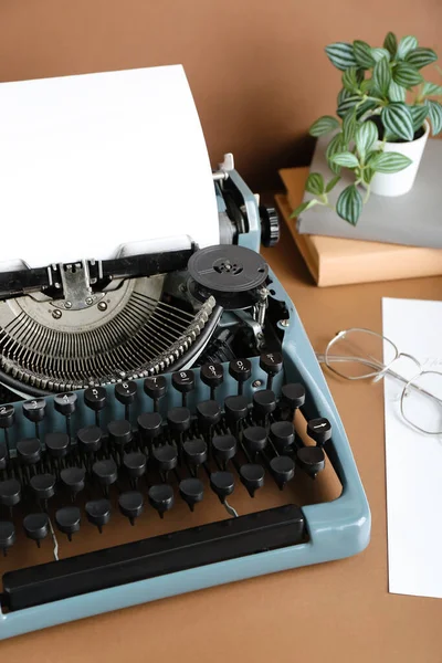 Máquina Escrever Vintage Com Livros Óculos Plantas Sala Fundo Marrom — Fotografia de Stock