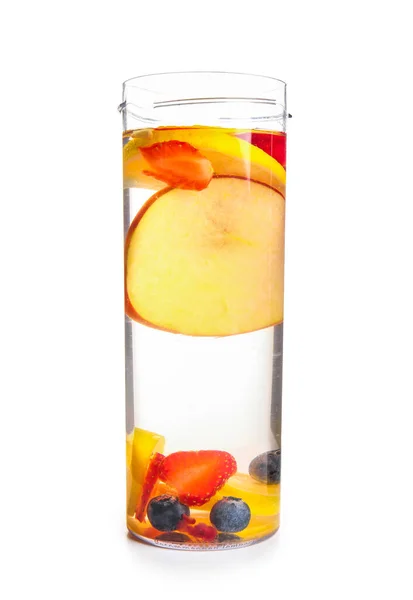 白い背景に異なるスライスフルーツと注入水のガラス — ストック写真
