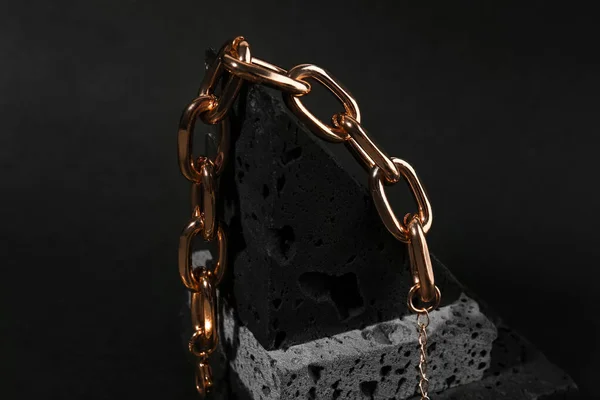 装饰讲台 黑色背景上有漂亮的链环手镯 — 图库照片