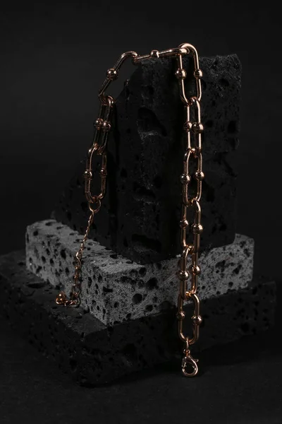 Decorative Podium Beautiful Chain Bracelet Black Background — Stock Photo, Image