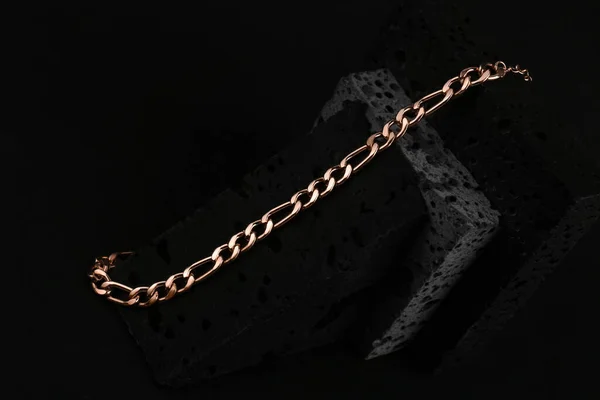 Decoratieve Podium Met Mooie Ketting Armband Zwarte Achtergrond — Stockfoto