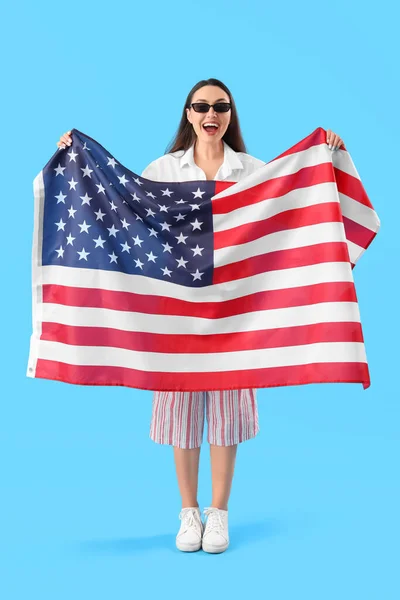 Młoda Kobieta Flagą Usa Niebieskim Tle — Zdjęcie stockowe