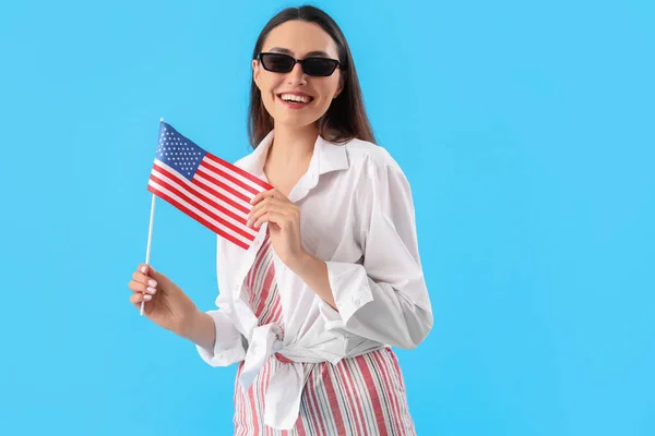 Jonge Vrouw Met Usa Vlag Blauwe Achtergrond — Stockfoto