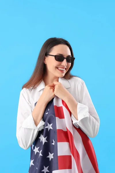 Młoda Kobieta Flagą Usa Niebieskim Tle — Zdjęcie stockowe