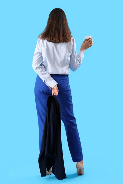 Νεαρή Γυναίκα Κομψό Κοστούμι Φλιτζάνι Καφέ Μπλε Φόντο Πίσω Όψη — Φωτογραφία Αρχείου