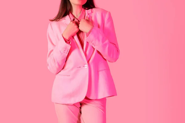 穿着粉色背景时髦西服的年轻女子 — 图库照片