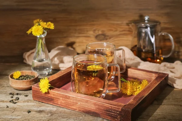 Tahta Masada Cam Bardaklarda Sağlıklı Karahindiba Çayı Telifsiz Stok Fotoğraflar