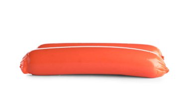 Beyaz arka planda lezzetli ince sosisler