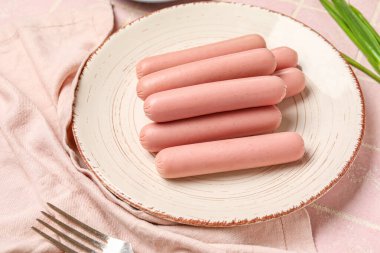 Lezzetli, ince sosisli ve yeşil soğanlı, yakın plan.