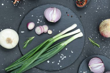 Grunge siyah arkaplanda farklı soğan türleri olan tahta