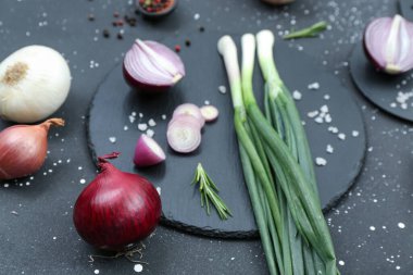 Grunge siyah arkaplanda farklı soğan çeşitleri olan tahtalar