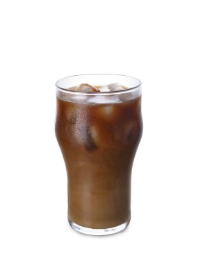 Beyaz arka planda bir bardak buzlu kahve