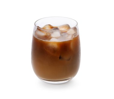 Beyaz arka planda bir bardak lezzetli buzlu kahve.