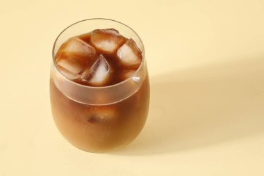 Sarı arka planda buzlu kahve.