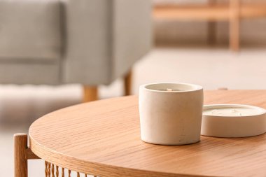 Masada mumları olan tutucular, yakın plan.