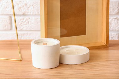 Mumları ve çerçevesi olan tutucular odada hafif tuğla duvarın yanında, yakın plan.